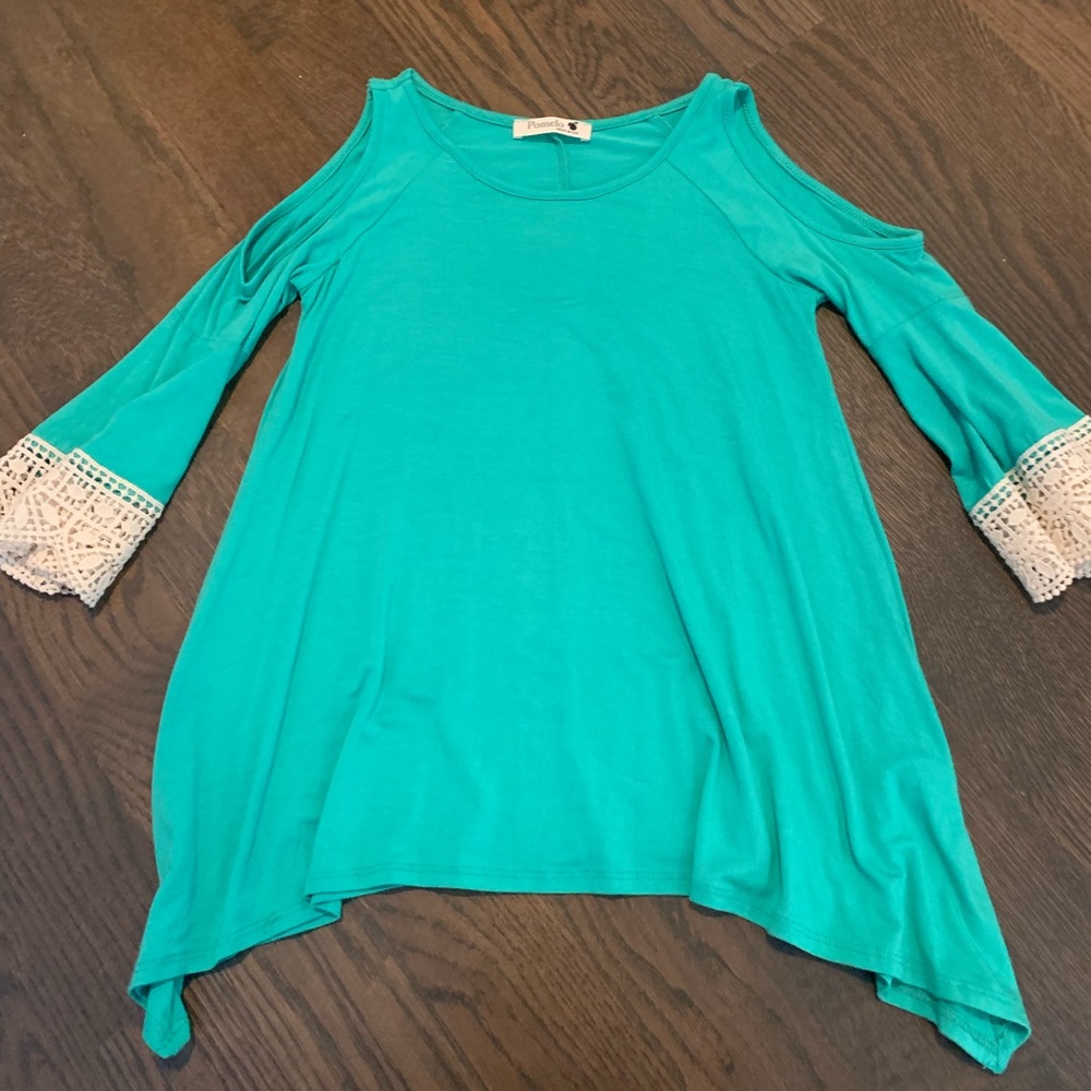Adorable girls cold shoulder top - Small